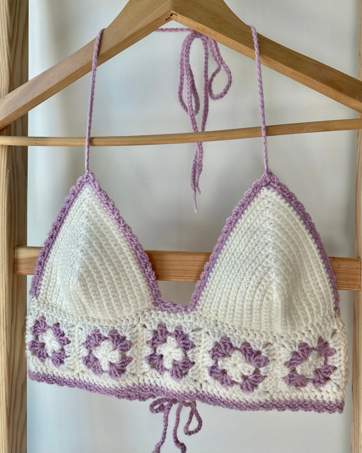 Crop top dos nu en crochet granny square