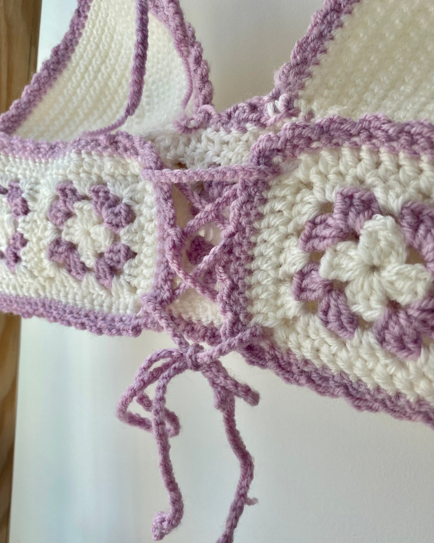 Crop top dos nu en crochet granny square