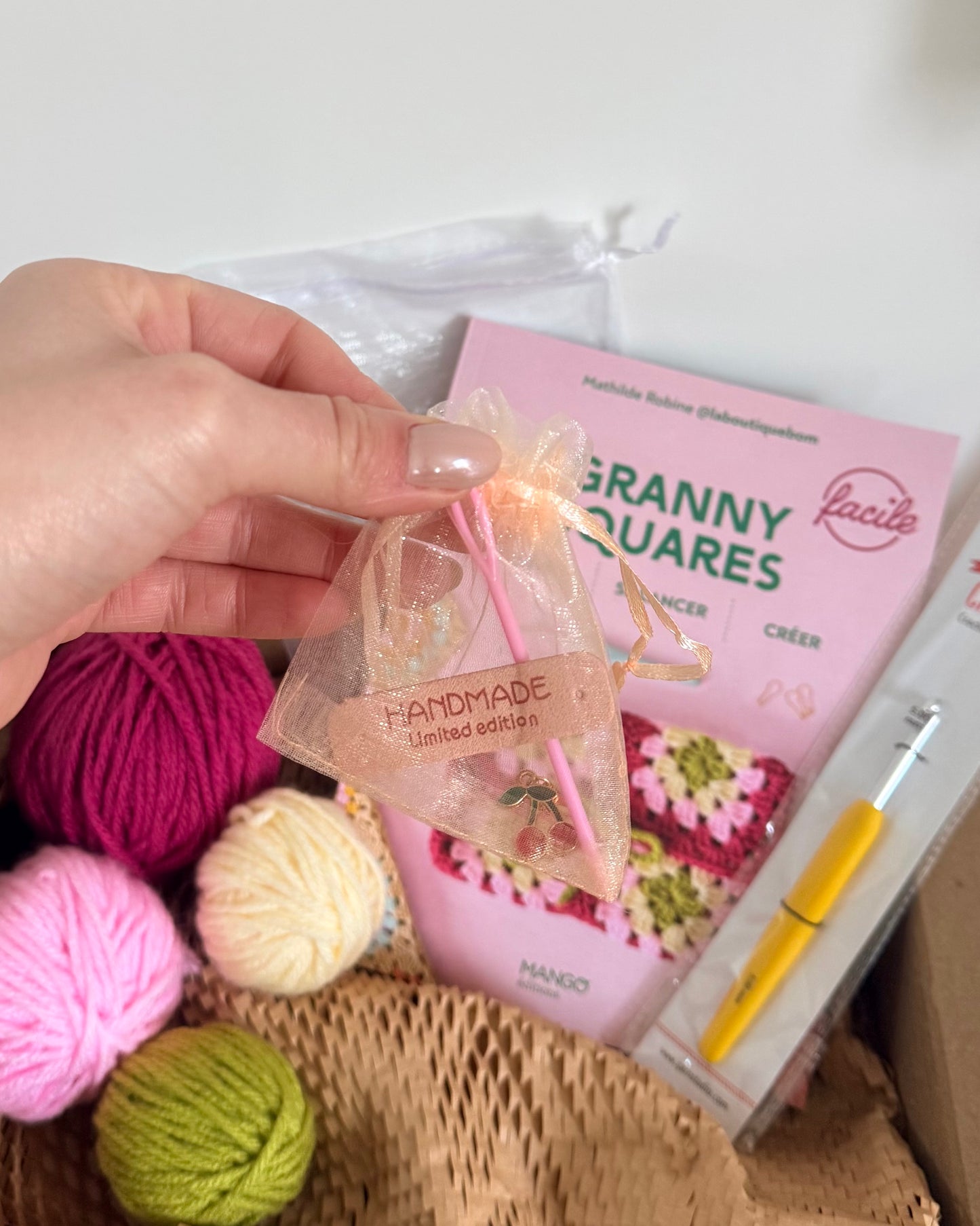 Kit Crochet Débutant Complet – Livre + Matériel DIY pochette