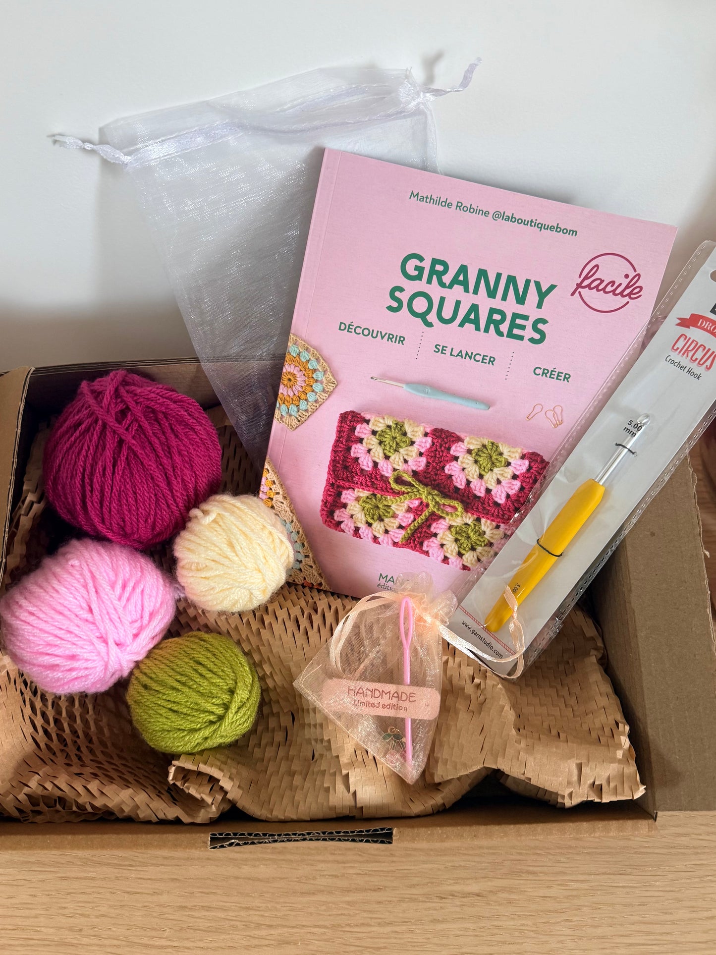 Kit Crochet Débutant Complet – Livre + Matériel DIY pochette