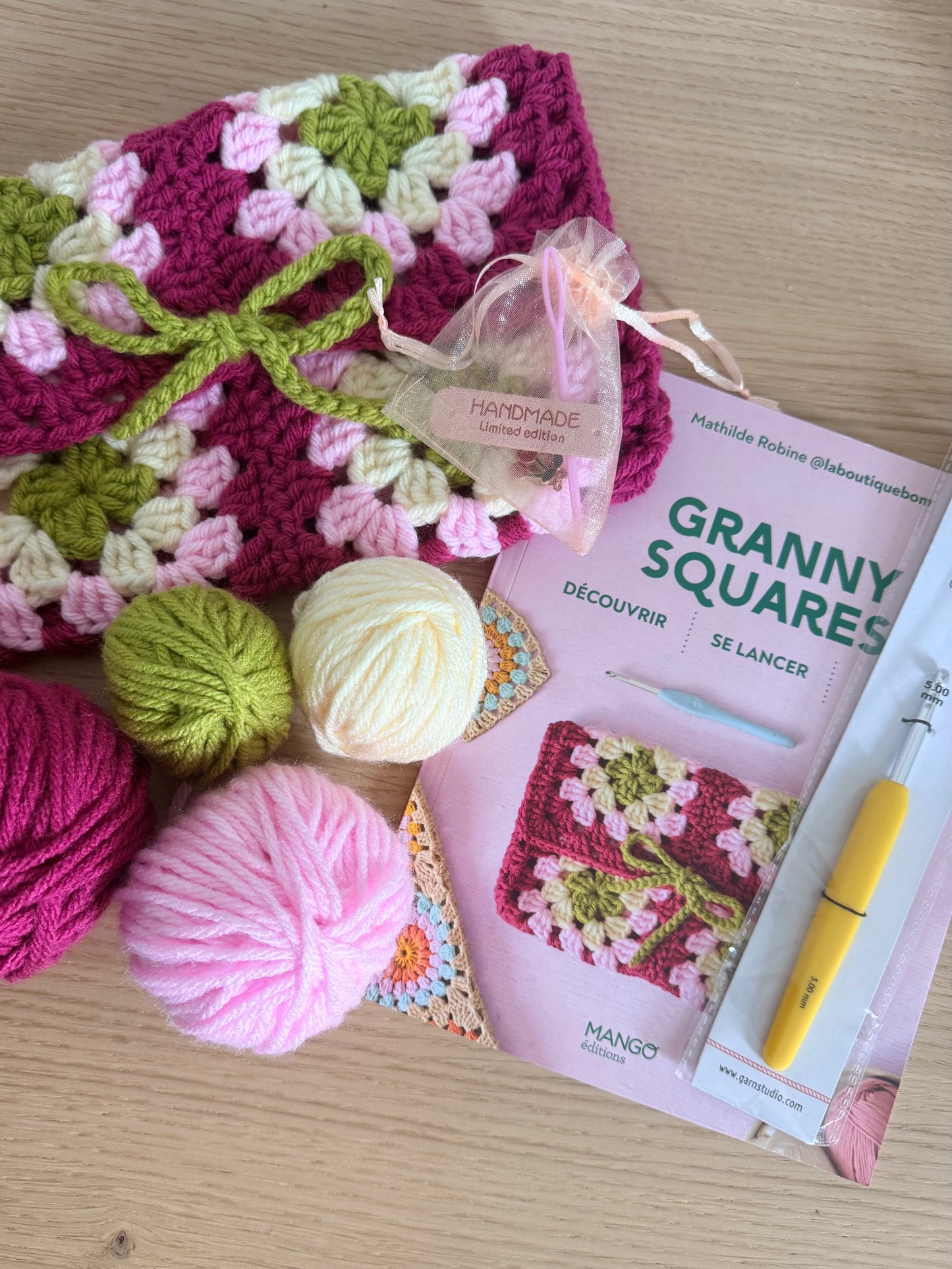 Kit Crochet Débutant Complet – Livre + Matériel DIY pochette