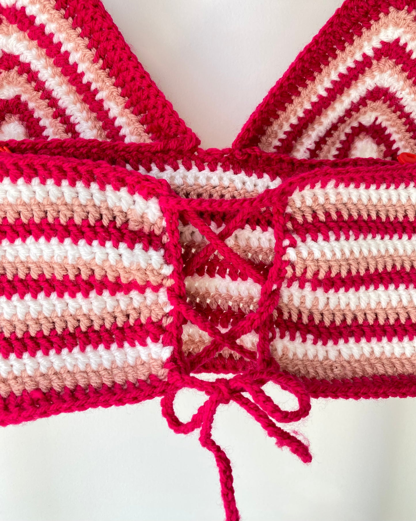 Crop top dos nu en crochet rayé